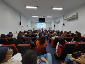 Imagem de um dos sócios da VS Soluções Contábeis palestrando na SINEPE MG. Contabilidade para escolas em Belo Horizonte