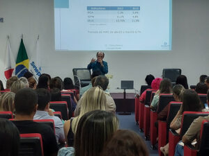 Imagem de um dos sócios da VS Soluções Contábeis palestrando na SINEPE MG. Contabilidade para escolas em Belo Horizonte